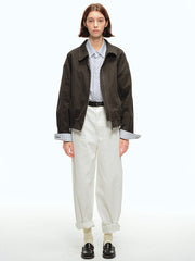 詳細画像: 襟とウォッシュ加工のディテール特写。ウォッシュド加工が施された生地が、ヴィンテージ感と深みを加え、クラシックな襟デザインと調和しています。
モデル画像: ハリントンジャケットとカーゴパンツを組み合わせたアメカジスタイルのモデル。カジュアルでありながら機能的なデザインが際立つスタイリング。