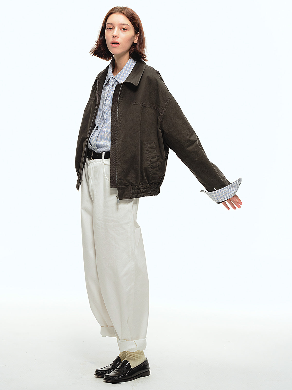 詳細画像: 襟とウォッシュ加工のディテール特写。ウォッシュド加工が施された生地が、ヴィンテージ感と深みを加え、クラシックな襟デザインと調和しています。
モデル画像: ハリントンジャケットとカーゴパンツを組み合わせたアメカジスタイルのモデル。カジュアルでありながら機能的なデザインが際立つスタイリング。