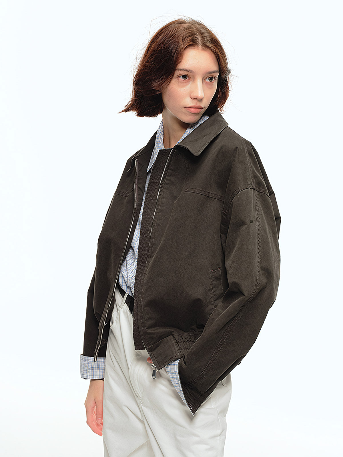 詳細画像: 襟とウォッシュ加工のディテール特写。ウォッシュド加工が施された生地が、ヴィンテージ感と深みを加え、クラシックな襟デザインと調和しています。
モデル画像: ハリントンジャケットとカーゴパンツを組み合わせたアメカジスタイルのモデル。カジュアルでありながら機能的なデザインが際立つスタイリング。