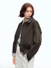 詳細画像: 襟とウォッシュ加工のディテール特写。ウォッシュド加工が施された生地が、ヴィンテージ感と深みを加え、クラシックな襟デザインと調和しています。
モデル画像: ハリントンジャケットとカーゴパンツを組み合わせたアメカジスタイルのモデル。カジュアルでありながら機能的なデザインが際立つスタイリング。