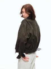 詳細画像: 襟とウォッシュ加工のディテール特写。ウォッシュド加工が施された生地が、ヴィンテージ感と深みを加え、クラシックな襟デザインと調和しています。
モデル画像: ハリントンジャケットとカーゴパンツを組み合わせたアメカジスタイルのモデル。カジュアルでありながら機能的なデザインが際立つスタイリング。