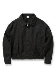 製品画像: ウォッシュド ハリントンジャケットの全体展示。クラシックな襟デザインとアメカジスタイルを融合させたヴィンテージ感あふれるジャケット。快適さと実用性を兼ね備えたデイリーファッションアイテム。
詳細画像: 襟とウォッシュ加工のディテール特写。ウォッシュド加工が施された生地が、ヴィンテージ感と深みを加え、クラシックな襟デザインと調和しています。