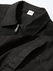 製品画像: ウォッシュド ハリントンジャケットの全体展示。クラシックな襟デザインとアメカジスタイルを融合させたヴィンテージ感あふれるジャケット。快適さと実用性を兼ね備えたデイリーファッションアイテム。
詳細画像: 襟とウォッシュ加工のディテール特写。ウォッシュド加工が施された生地が、ヴィンテージ感と深みを加え、クラシックな襟デザインと調和しています。