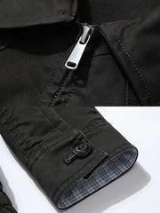 製品画像: ウォッシュド ハリントンジャケットの全体展示。クラシックな襟デザインとアメカジスタイルを融合させたヴィンテージ感あふれるジャケット。快適さと実用性を兼ね備えたデイリーファッションアイテム。
詳細画像: 襟とウォッシュ加工のディテール特写。ウォッシュド加工が施された生地が、ヴィンテージ感と深みを加え、クラシックな襟デザインと調和しています。