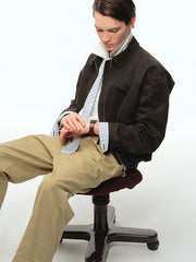 詳細画像: 襟とウォッシュ加工のディテール特写。ウォッシュド加工が施された生地が、ヴィンテージ感と深みを加え、クラシックな襟デザインと調和しています。
モデル画像: ハリントンジャケットとカーゴパンツを組み合わせたアメカジスタイルのモデル。カジュアルでありながら機能的なデザインが際立つスタイリング。