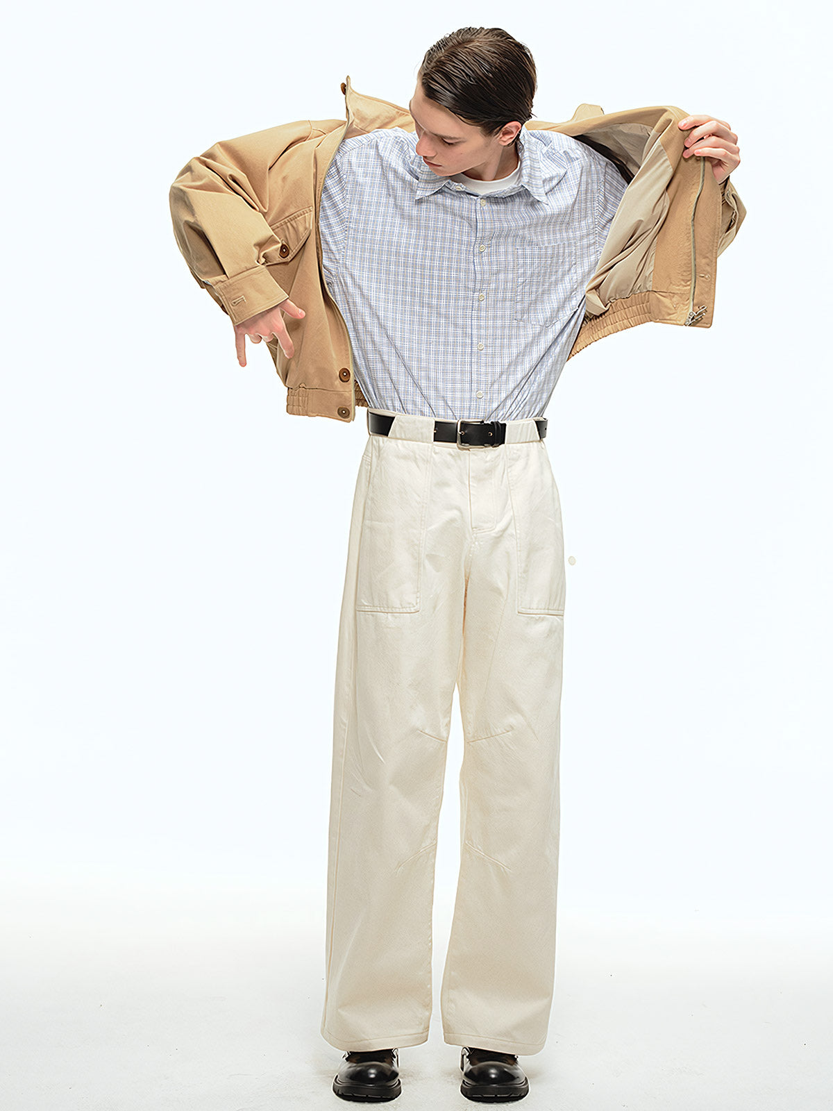 詳細画像: ドレーピングカットによる立体感、スタンドカラーのディテール、大容量ポケットのクローズアップ
モデル画像: ドレーピングスタンドカラーのワークジャケットをカジュアルパンツと合わせたスタイリッシュなコーディネート、アウトドアや日常の着用に最適なスタイル