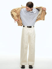 詳細画像: ドレーピングカットによる立体感、スタンドカラーのディテール、大容量ポケットのクローズアップ
モデル画像: ドレーピングスタンドカラーのワークジャケットをカジュアルパンツと合わせたスタイリッシュなコーディネート、アウトドアや日常の着用に最適なスタイル