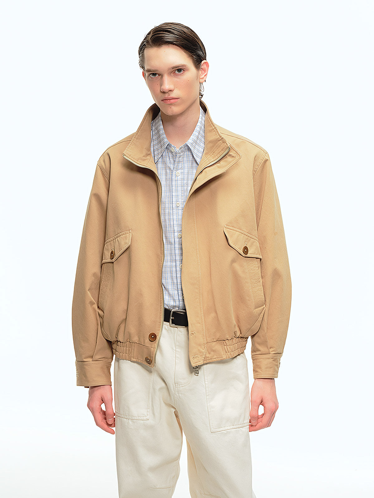 詳細画像: ドレーピングカットによる立体感、スタンドカラーのディテール、大容量ポケットのクローズアップ
モデル画像: ドレーピングスタンドカラーのワークジャケットをカジュアルパンツと合わせたスタイリッシュなコーディネート、アウトドアや日常の着用に最適なスタイル