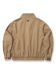 製品画像: ドレーピング(立体裁断)技法を活かしたスタンドカラーのワークジャケット全体展示、サンドウォッシュ加工とコーマコットン素材を使用したヴィンテージ感のあるデザイン
詳細画像: ドレーピングカットによる立体感、スタンドカラーのディテール、大容量ポケットのクローズアップ