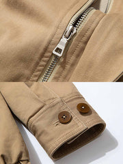 製品画像: ドレーピング(立体裁断)技法を活かしたスタンドカラーのワークジャケット全体展示、サンドウォッシュ加工とコーマコットン素材を使用したヴィンテージ感のあるデザイン
詳細画像: ドレーピングカットによる立体感、スタンドカラーのディテール、大容量ポケットのクローズアップ