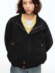 詳細画像: ドレーピングカットによる立体感、スタンドカラーのディテール、大容量ポケットのクローズアップ
モデル画像: ドレーピングスタンドカラーのワークジャケットをカジュアルパンツと合わせたスタイリッシュなコーディネート、アウトドアや日常の着用に最適なスタイル