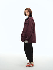 詳細画像: コーデュロイ襟と多機能ポケットのディテール特写、サンドウォッシュ加工で強調された自然な色褪せ感と耐久性
モデル画像: モデルがデニムパンツと合わせたハンティングジャケット、ヴィンテージ感と実用性を兼ね備えたアメリカンスタイルのコーディネート