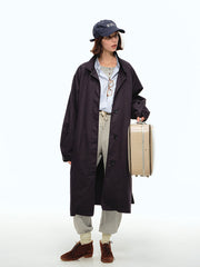 詳細画像: オープンカラーとラグランスリーブのデザインディテール、サンドウォッシュ加工のヴィンテージ感が強調された部分のクローズアップ
モデル画像: モデルがオープンカラーラグランスリーブトレンチコートをデニムパンツとカジュアルシューズで組み合わせたエレガントなヴィンテージスタイル、シンプルで洗練されたコーディネート