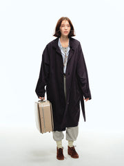 詳細画像: オープンカラーとラグランスリーブのデザインディテール、サンドウォッシュ加工のヴィンテージ感が強調された部分のクローズアップ
モデル画像: モデルがオープンカラーラグランスリーブトレンチコートをデニムパンツとカジュアルシューズで組み合わせたエレガントなヴィンテージスタイル、シンプルで洗練されたコーディネート