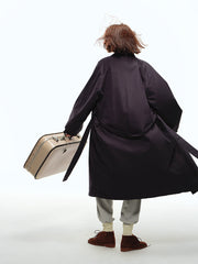 詳細画像: オープンカラーとラグランスリーブのデザインディテール、サンドウォッシュ加工のヴィンテージ感が強調された部分のクローズアップ
モデル画像: モデルがオープンカラーラグランスリーブトレンチコートをデニムパンツとカジュアルシューズで組み合わせたエレガントなヴィンテージスタイル、シンプルで洗練されたコーディネート