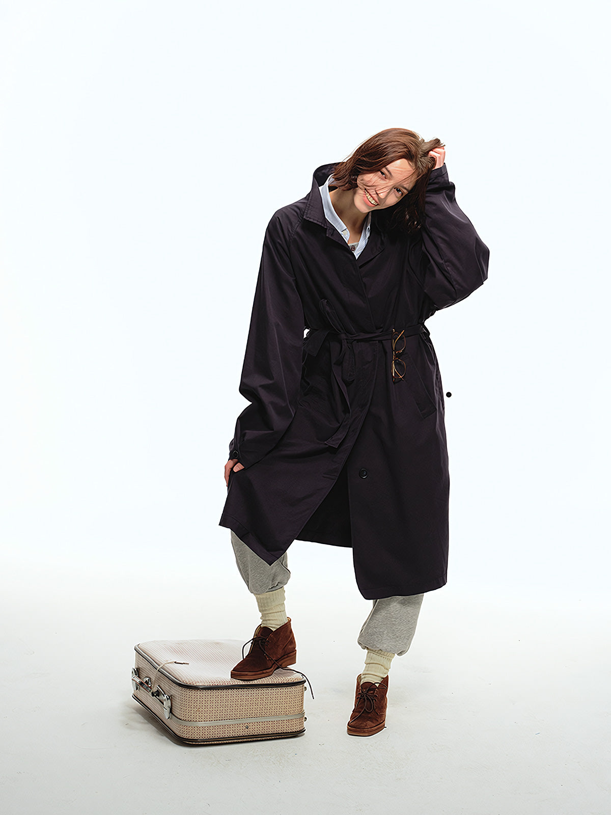 詳細画像: オープンカラーとラグランスリーブのデザインディテール、サンドウォッシュ加工のヴィンテージ感が強調された部分のクローズアップ
モデル画像: モデルがオープンカラーラグランスリーブトレンチコートをデニムパンツとカジュアルシューズで組み合わせたエレガントなヴィンテージスタイル、シンプルで洗練されたコーディネート