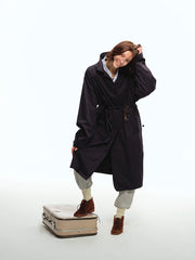 詳細画像: オープンカラーとラグランスリーブのデザインディテール、サンドウォッシュ加工のヴィンテージ感が強調された部分のクローズアップ
モデル画像: モデルがオープンカラーラグランスリーブトレンチコートをデニムパンツとカジュアルシューズで組み合わせたエレガントなヴィンテージスタイル、シンプルで洗練されたコーディネート