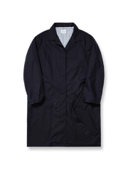 製品画像: オープンカラーとラグランスリーブデザインが特徴のヴィンテージスタイルミドル丈トレンチコート全体展示、テンセルとコットンの混紡素材でサンドウォッシュ加工を施した柔らかな質感
詳細画像: オープンカラーとラグランスリーブのデザインディテール、サンドウォッシュ加工のヴィンテージ感が強調された部分のクローズアップ