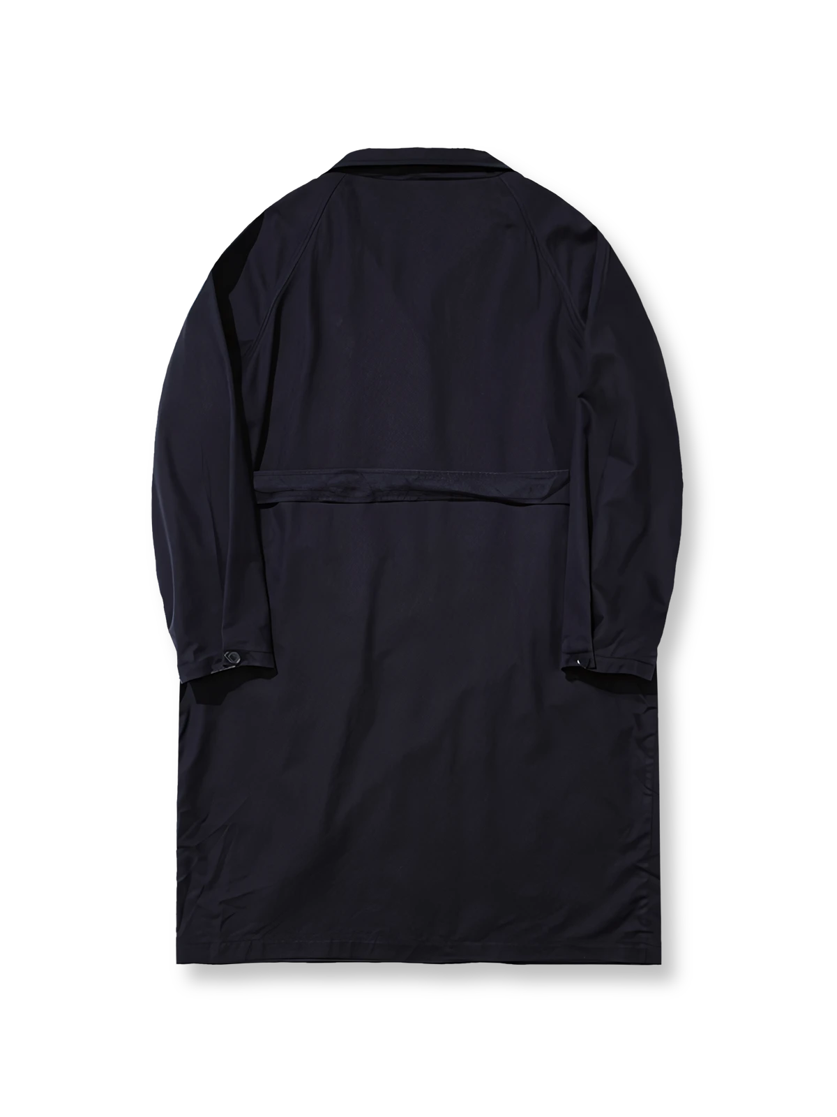 製品画像: オープンカラーとラグランスリーブデザインが特徴のヴィンテージスタイルミドル丈トレンチコート全体展示、テンセルとコットンの混紡素材でサンドウォッシュ加工を施した柔らかな質感
詳細画像: オープンカラーとラグランスリーブのデザインディテール、サンドウォッシュ加工のヴィンテージ感が強調された部分のクローズアップ