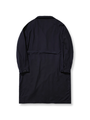 製品画像: オープンカラーとラグランスリーブデザインが特徴のヴィンテージスタイルミドル丈トレンチコート全体展示、テンセルとコットンの混紡素材でサンドウォッシュ加工を施した柔らかな質感
詳細画像: オープンカラーとラグランスリーブのデザインディテール、サンドウォッシュ加工のヴィンテージ感が強調された部分のクローズアップ