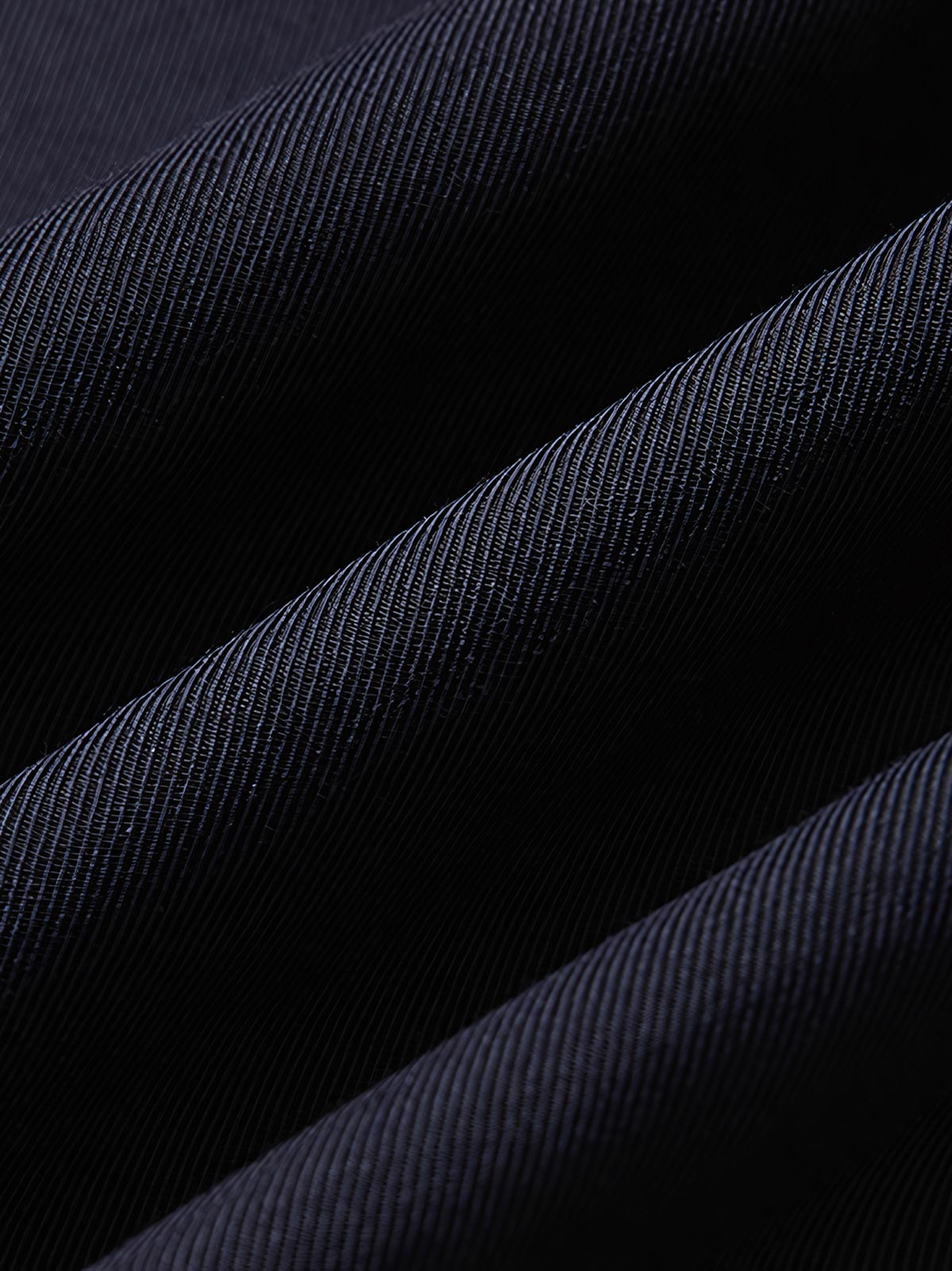 製品画像: オープンカラーとラグランスリーブデザインが特徴のヴィンテージスタイルミドル丈トレンチコート全体展示、テンセルとコットンの混紡素材でサンドウォッシュ加工を施した柔らかな質感
詳細画像: オープンカラーとラグランスリーブのデザインディテール、サンドウォッシュ加工のヴィンテージ感が強調された部分のクローズアップ