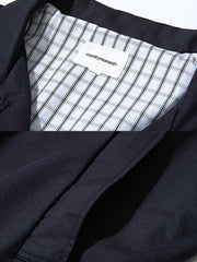 製品画像: オープンカラーとラグランスリーブデザインが特徴のヴィンテージスタイルミドル丈トレンチコート全体展示、テンセルとコットンの混紡素材でサンドウォッシュ加工を施した柔らかな質感
詳細画像: オープンカラーとラグランスリーブのデザインディテール、サンドウォッシュ加工のヴィンテージ感が強調された部分のクローズアップ