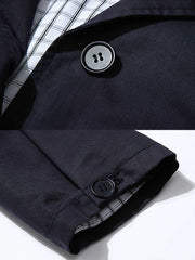 製品画像: オープンカラーとラグランスリーブデザインが特徴のヴィンテージスタイルミドル丈トレンチコート全体展示、テンセルとコットンの混紡素材でサンドウォッシュ加工を施した柔らかな質感
詳細画像: オープンカラーとラグランスリーブのデザインディテール、サンドウォッシュ加工のヴィンテージ感が強調された部分のクローズアップ