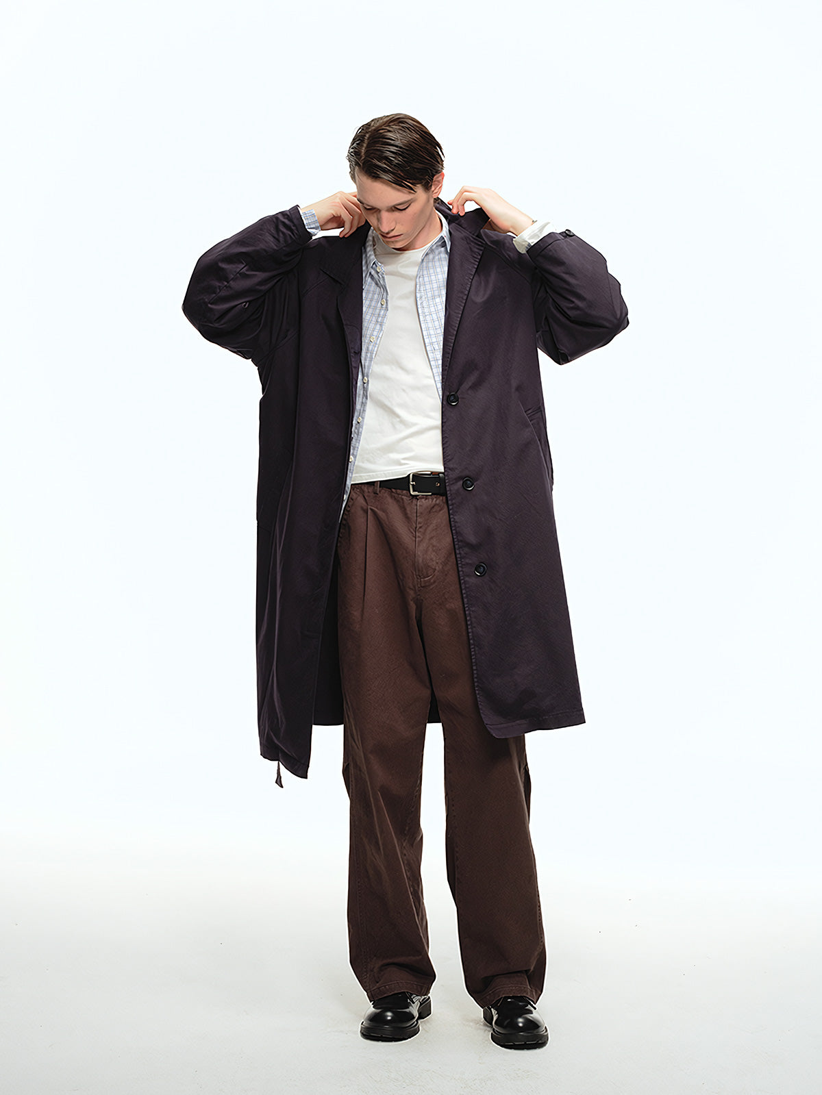 詳細画像: オープンカラーとラグランスリーブのデザインディテール、サンドウォッシュ加工のヴィンテージ感が強調された部分のクローズアップ
モデル画像: モデルがオープンカラーラグランスリーブトレンチコートをデニムパンツとカジュアルシューズで組み合わせたエレガントなヴィンテージスタイル、シンプルで洗練されたコーディネート