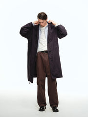 詳細画像: オープンカラーとラグランスリーブのデザインディテール、サンドウォッシュ加工のヴィンテージ感が強調された部分のクローズアップ
モデル画像: モデルがオープンカラーラグランスリーブトレンチコートをデニムパンツとカジュアルシューズで組み合わせたエレガントなヴィンテージスタイル、シンプルで洗練されたコーディネート