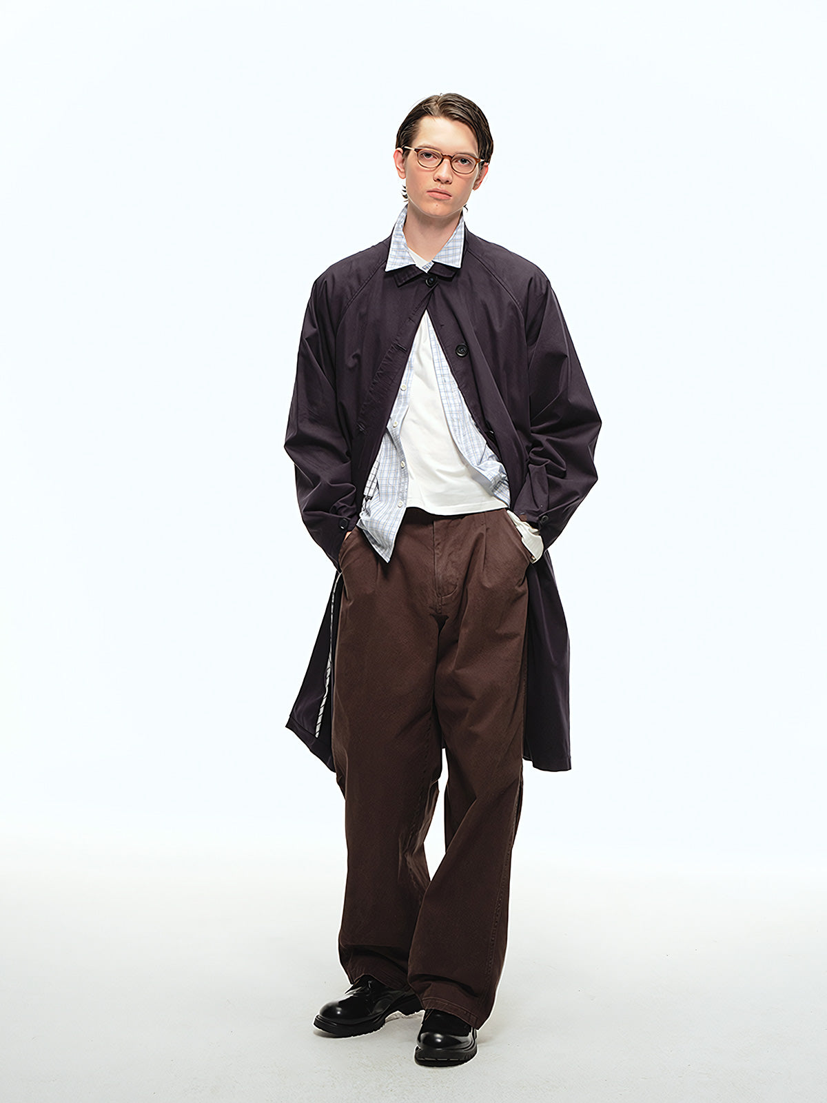 詳細画像: オープンカラーとラグランスリーブのデザインディテール、サンドウォッシュ加工のヴィンテージ感が強調された部分のクローズアップ
モデル画像: モデルがオープンカラーラグランスリーブトレンチコートをデニムパンツとカジュアルシューズで組み合わせたエレガントなヴィンテージスタイル、シンプルで洗練されたコーディネート