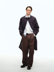 詳細画像: オープンカラーとラグランスリーブのデザインディテール、サンドウォッシュ加工のヴィンテージ感が強調された部分のクローズアップ
モデル画像: モデルがオープンカラーラグランスリーブトレンチコートをデニムパンツとカジュアルシューズで組み合わせたエレガントなヴィンテージスタイル、シンプルで洗練されたコーディネート