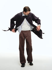 詳細画像: オープンカラーとラグランスリーブのデザインディテール、サンドウォッシュ加工のヴィンテージ感が強調された部分のクローズアップ
モデル画像: モデルがオープンカラーラグランスリーブトレンチコートをデニムパンツとカジュアルシューズで組み合わせたエレガントなヴィンテージスタイル、シンプルで洗練されたコーディネート