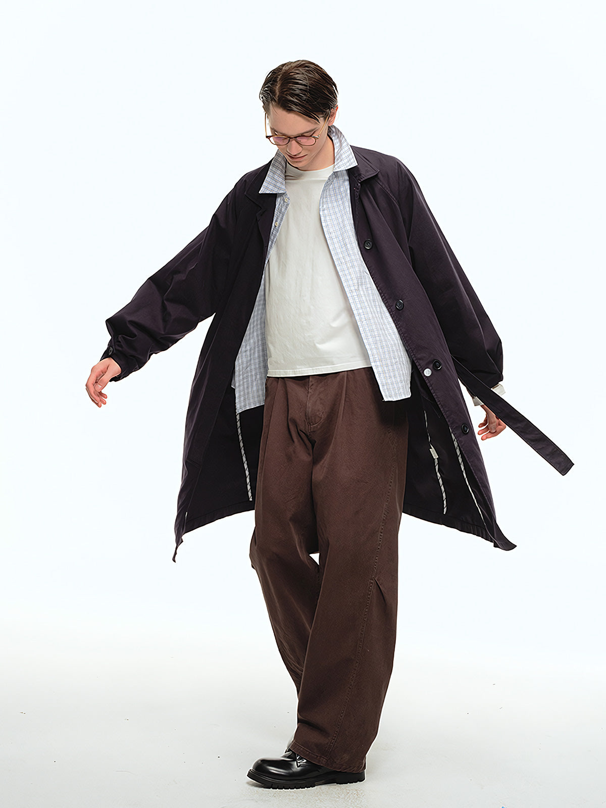 詳細画像: オープンカラーとラグランスリーブのデザインディテール、サンドウォッシュ加工のヴィンテージ感が強調された部分のクローズアップ
モデル画像: モデルがオープンカラーラグランスリーブトレンチコートをデニムパンツとカジュアルシューズで組み合わせたエレガントなヴィンテージスタイル、シンプルで洗練されたコーディネート