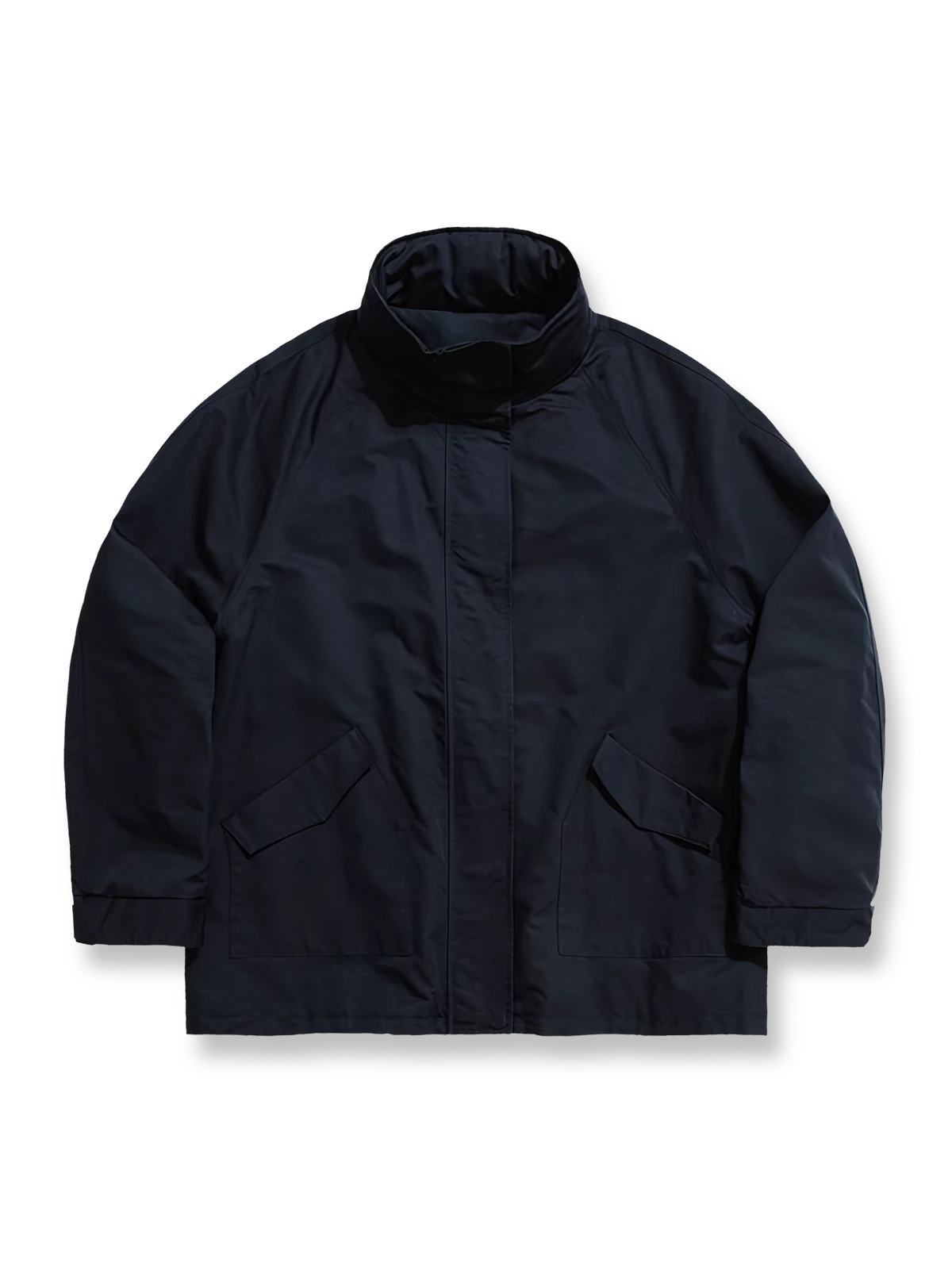 製品画像: 収納可能なフードデザインとシンプルなオーバーシルエットが特徴のヴィンテージ風マウンテンパーカー全体展示、コットンポリエステル混紡素材で耐久性と柔らかさを兼ね備えたデザイン
詳細画像: 収納可能なフードと斜めポケットディテール、裾と袖口のデザイン特写、風を防ぎ暖かさを保持する機能的なディテール