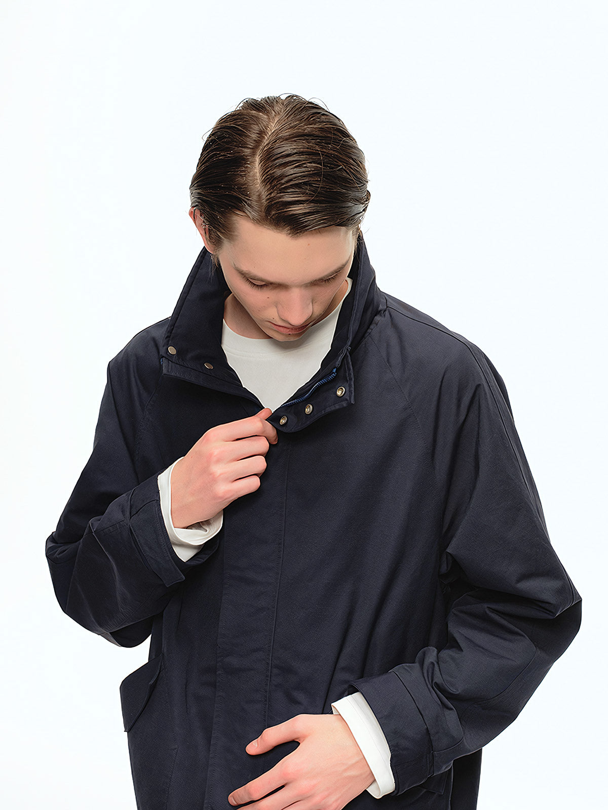 詳細画像: 収納可能なフードと斜めポケットディテール、裾と袖口のデザイン特写、風を防ぎ暖かさを保持する機能的なディテール
モデル画像: モデルがオーバーサイズマウンテンパーカーとカーゴパンツを合わせたヴィンテージで実用的なスタイル、アウトドアや通勤に適したカジュアルコーディネート