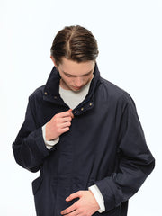 詳細画像: 収納可能なフードと斜めポケットディテール、裾と袖口のデザイン特写、風を防ぎ暖かさを保持する機能的なディテール
モデル画像: モデルがオーバーサイズマウンテンパーカーとカーゴパンツを合わせたヴィンテージで実用的なスタイル、アウトドアや通勤に適したカジュアルコーディネート