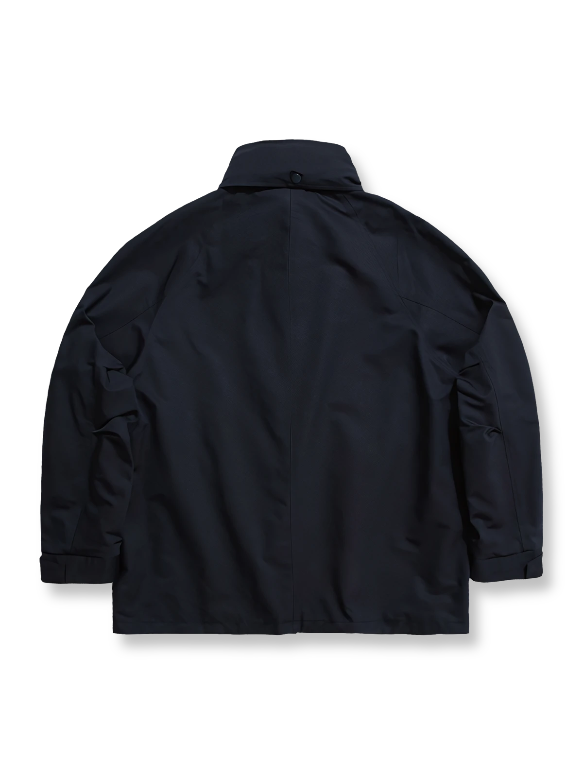 製品画像: 収納可能なフードデザインとシンプルなオーバーシルエットが特徴のヴィンテージ風マウンテンパーカー全体展示、コットンポリエステル混紡素材で耐久性と柔らかさを兼ね備えたデザイン
詳細画像: 収納可能なフードと斜めポケットディテール、裾と袖口のデザイン特写、風を防ぎ暖かさを保持する機能的なディテール