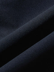 製品画像: 収納可能なフードデザインとシンプルなオーバーシルエットが特徴のヴィンテージ風マウンテンパーカー全体展示、コットンポリエステル混紡素材で耐久性と柔らかさを兼ね備えたデザイン
詳細画像: 収納可能なフードと斜めポケットディテール、裾と袖口のデザイン特写、風を防ぎ暖かさを保持する機能的なディテール