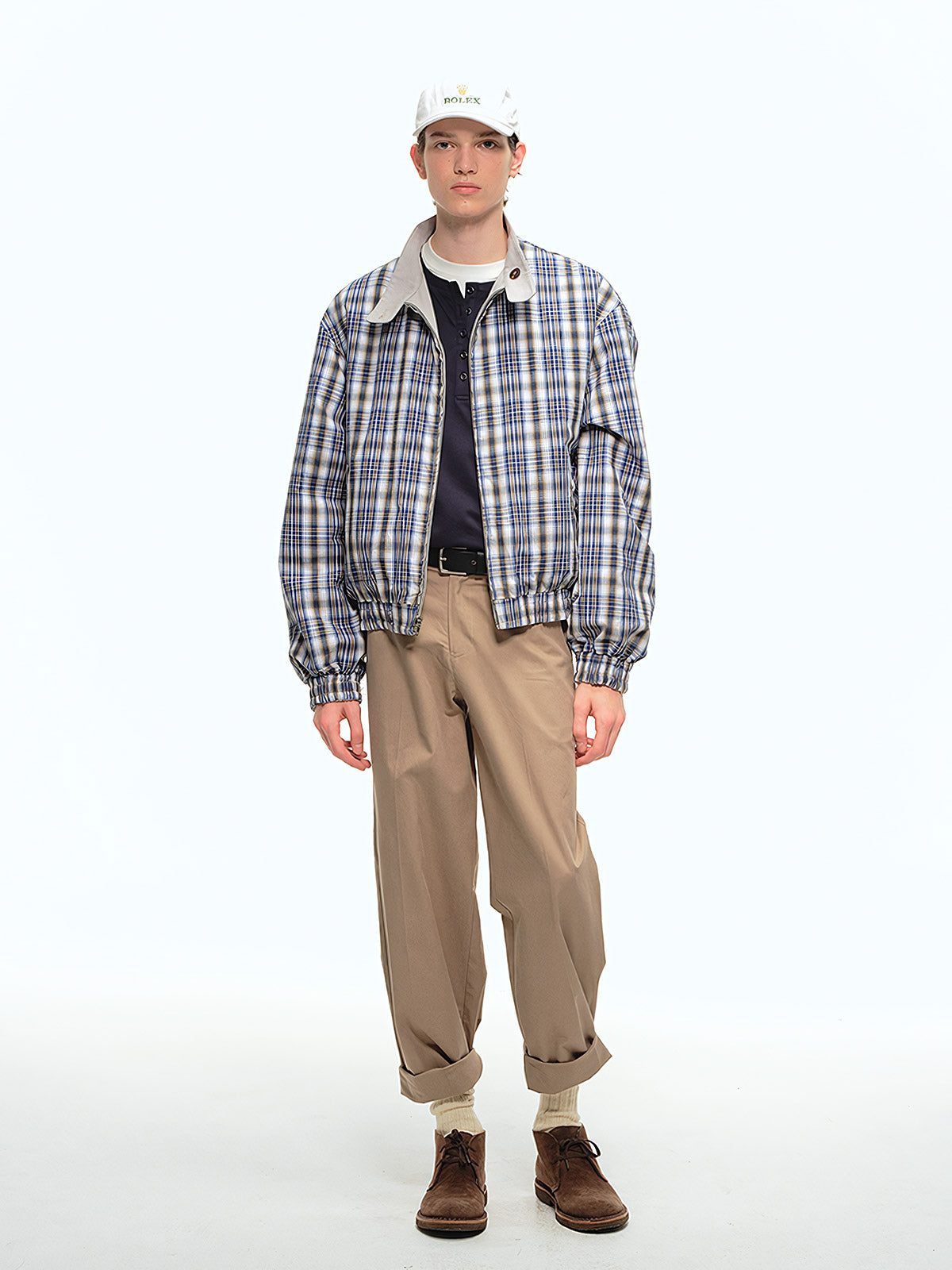 詳細画像: このジャケットの詳細な画像には、チェック柄と無地のリバーシブルデザインがしっかりと反映されており、スタンドカラーのディテール、ジッパー付きのデザイン、リブ袖口と風防デザインが見事に融合して、機能性とデザイン性を兼ね備えた仕上がりとなっています。また、内側のチェック柄ディテールも鮮明に見えるクローズアップで、品質感を際立たせています。
モデル画像: モデル画像では、このリバーシブルハリントンジャケットがカジュアルジーンズと合わせて着用され、レトロスタイルが強調されており、快適でエレガントなコーディネートが演出されています。ジャケットの多機能性とファッション性が一目でわかるスタイルです。