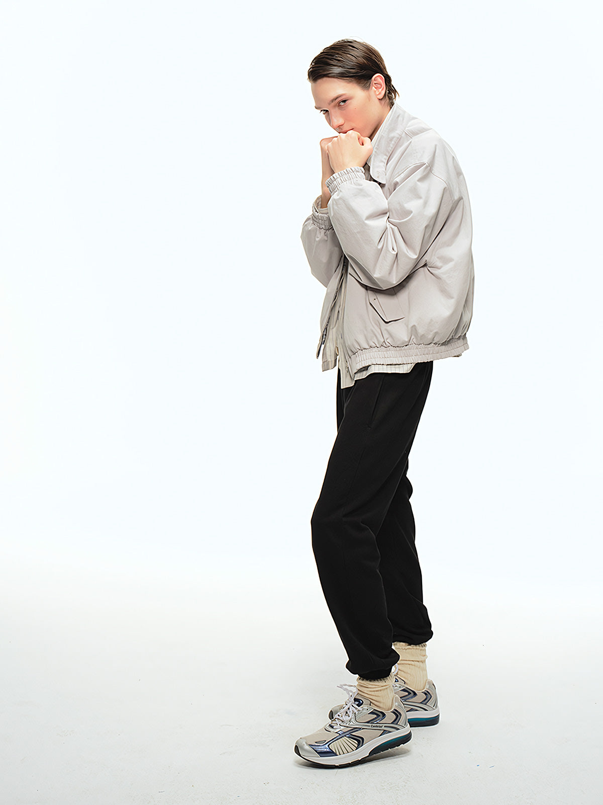 詳細画像: このジャケットの詳細な画像には、チェック柄と無地のリバーシブルデザインがしっかりと反映されており、スタンドカラーのディテール、ジッパー付きのデザイン、リブ袖口と風防デザインが見事に融合して、機能性とデザイン性を兼ね備えた仕上がりとなっています。また、内側のチェック柄ディテールも鮮明に見えるクローズアップで、品質感を際立たせています。
モデル画像: モデル画像では、このリバーシブルハリントンジャケットがカジュアルジーンズと合わせて着用され、レトロスタイルが強調されており、快適でエレガントなコーディネートが演出されています。ジャケットの多機能性とファッション性が一目でわかるスタイルです。