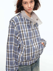 詳細画像: このジャケットの詳細な画像には、チェック柄と無地のリバーシブルデザインがしっかりと反映されており、スタンドカラーのディテール、ジッパー付きのデザイン、リブ袖口と風防デザインが見事に融合して、機能性とデザイン性を兼ね備えた仕上がりとなっています。また、内側のチェック柄ディテールも鮮明に見えるクローズアップで、品質感を際立たせています。
モデル画像: モデル画像では、このリバーシブルハリントンジャケットがカジュアルジーンズと合わせて着用され、レトロスタイルが強調されており、快適でエレガントなコーディネートが演出されています。ジャケットの多機能性とファッション性が一目でわかるスタイルです。