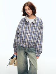 詳細画像: このジャケットの詳細な画像には、チェック柄と無地のリバーシブルデザインがしっかりと反映されており、スタンドカラーのディテール、ジッパー付きのデザイン、リブ袖口と風防デザインが見事に融合して、機能性とデザイン性を兼ね備えた仕上がりとなっています。また、内側のチェック柄ディテールも鮮明に見えるクローズアップで、品質感を際立たせています。
モデル画像: モデル画像では、このリバーシブルハリントンジャケットがカジュアルジーンズと合わせて着用され、レトロスタイルが強調されており、快適でエレガントなコーディネートが演出されています。ジャケットの多機能性とファッション性が一目でわかるスタイルです。