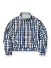 製品画像: このリバーシブルデザインのレトロスタンドカラーチェック柄ハリントンジャケットは、100%コットン素材で作られ、ジッパー付きデザインとスタンドカラーが特徴で、クラシックなルックと快適さを提供する一着です。
詳細画像: このジャケットの詳細な画像には、チェック柄と無地のリバーシブルデザインがしっかりと反映されており、スタンドカラーのディテール、ジッパー付きのデザイン、リブ袖口と風防デザインが見事に融合して、機能性とデザイン性を兼ね備えた仕上がりとなっています。また、内側のチェック柄ディテールも鮮明に見えるクローズアップで、品質感を際立たせています。