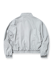 製品画像: このリバーシブルデザインのレトロスタンドカラーチェック柄ハリントンジャケットは、100%コットン素材で作られ、ジッパー付きデザインとスタンドカラーが特徴で、クラシックなルックと快適さを提供する一着です。
詳細画像: このジャケットの詳細な画像には、チェック柄と無地のリバーシブルデザインがしっかりと反映されており、スタンドカラーのディテール、ジッパー付きのデザイン、リブ袖口と風防デザインが見事に融合して、機能性とデザイン性を兼ね備えた仕上がりとなっています。また、内側のチェック柄ディテールも鮮明に見えるクローズアップで、品質感を際立たせています。