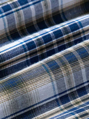 製品画像: このリバーシブルデザインのレトロスタンドカラーチェック柄ハリントンジャケットは、100%コットン素材で作られ、ジッパー付きデザインとスタンドカラーが特徴で、クラシックなルックと快適さを提供する一着です。
詳細画像: このジャケットの詳細な画像には、チェック柄と無地のリバーシブルデザインがしっかりと反映されており、スタンドカラーのディテール、ジッパー付きのデザイン、リブ袖口と風防デザインが見事に融合して、機能性とデザイン性を兼ね備えた仕上がりとなっています。また、内側のチェック柄ディテールも鮮明に見えるクローズアップで、品質感を際立たせています。