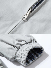 製品画像: このリバーシブルデザインのレトロスタンドカラーチェック柄ハリントンジャケットは、100%コットン素材で作られ、ジッパー付きデザインとスタンドカラーが特徴で、クラシックなルックと快適さを提供する一着です。
詳細画像: このジャケットの詳細な画像には、チェック柄と無地のリバーシブルデザインがしっかりと反映されており、スタンドカラーのディテール、ジッパー付きのデザイン、リブ袖口と風防デザインが見事に融合して、機能性とデザイン性を兼ね備えた仕上がりとなっています。また、内側のチェック柄ディテールも鮮明に見えるクローズアップで、品質感を際立たせています。