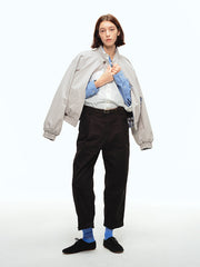 詳細画像: このジャケットの詳細な画像には、チェック柄と無地のリバーシブルデザインがしっかりと反映されており、スタンドカラーのディテール、ジッパー付きのデザイン、リブ袖口と風防デザインが見事に融合して、機能性とデザイン性を兼ね備えた仕上がりとなっています。また、内側のチェック柄ディテールも鮮明に見えるクローズアップで、品質感を際立たせています。
モデル画像: モデル画像では、このリバーシブルハリントンジャケットがカジュアルジーンズと合わせて着用され、レトロスタイルが強調されており、快適でエレガントなコーディネートが演出されています。ジャケットの多機能性とファッション性が一目でわかるスタイルです。