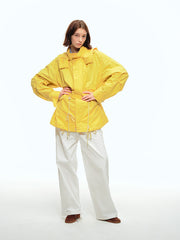 詳細画像: シワ加工とウォッシュ加工によるヴィンテージ感のあるディテール、ジッパーとボタンディテールのクローズアップ、ウエストのドローコード調整部分
モデル画像: マウンテンパーカーとカーゴパンツを組み合わせたアメリカンヴィンテージスタイル、アウトドアや通勤に最適なコーディネート