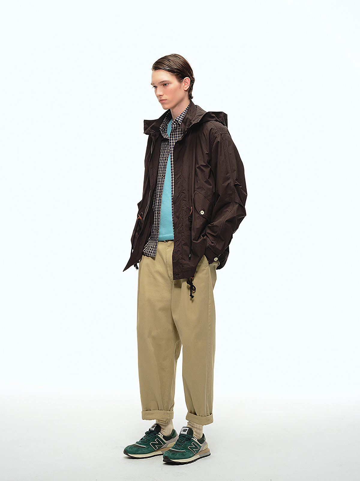 詳細画像: シワ加工とウォッシュ加工によるヴィンテージ感のあるディテール、ジッパーとボタンディテールのクローズアップ、ウエストのドローコード調整部分
モデル画像: マウンテンパーカーとカーゴパンツを組み合わせたアメリカンヴィンテージスタイル、アウトドアや通勤に最適なコーディネート