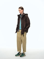 詳細画像: シワ加工とウォッシュ加工によるヴィンテージ感のあるディテール、ジッパーとボタンディテールのクローズアップ、ウエストのドローコード調整部分
モデル画像: マウンテンパーカーとカーゴパンツを組み合わせたアメリカンヴィンテージスタイル、アウトドアや通勤に最適なコーディネート